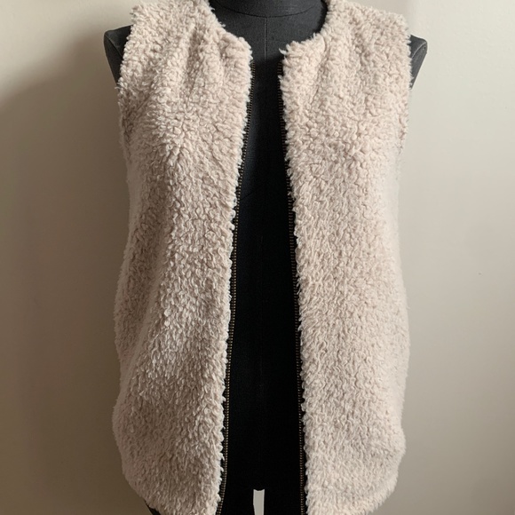 Wilfred Sherpa Vest - Picture 2 of 6